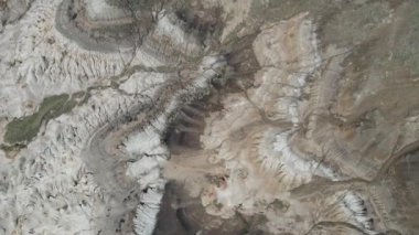 Willow Creek kabadayıları Albertas 'ın en popüler ve yaygın olarak tanınan jeolojik oluşumları arasındadır. Bu çarpıcı doğa harikaları Drumheller 'ın 10. Otoyol' dan sadece 15 dakika doğusunda görülebilir. Serseriler bir İl Tarihi Kaynağıdır.