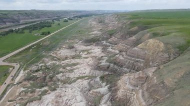 Willow Creek kabadayıları Albertas 'ın en popüler ve yaygın olarak tanınan jeolojik oluşumları arasındadır. Bu çarpıcı doğa harikaları Drumheller 'ın 10. Otoyol' dan sadece 15 dakika doğusunda görülebilir. Serseriler bir İl Tarihi Kaynağıdır.