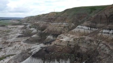 Willow Creek kabadayıları Albertas 'ın en popüler ve yaygın olarak tanınan jeolojik oluşumları arasındadır. Bu çarpıcı doğa harikaları Drumheller 'ın 10. Otoyol' dan sadece 15 dakika doğusunda görülebilir. Serseriler bir İl Tarihi Kaynağıdır.