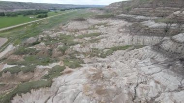 Willow Creek kabadayıları Albertas 'ın en popüler ve yaygın olarak tanınan jeolojik oluşumları arasındadır. Bu çarpıcı doğa harikaları Drumheller 'ın 10. Otoyol' dan sadece 15 dakika doğusunda görülebilir. Serseriler bir İl Tarihi Kaynağıdır.