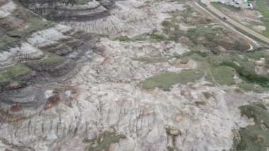 Willow Creek kabadayıları Albertas 'ın en popüler ve yaygın olarak tanınan jeolojik oluşumları arasındadır. Bu çarpıcı doğa harikaları Drumheller 'ın 10. Otoyol' dan sadece 15 dakika doğusunda görülebilir. Serseriler bir İl Tarihi Kaynağıdır.