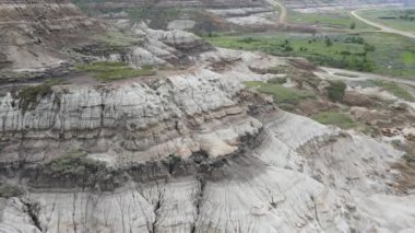 Willow Creek kabadayıları Albertas 'ın en popüler ve yaygın olarak tanınan jeolojik oluşumları arasındadır. Bu çarpıcı doğa harikaları Drumheller 'ın 10. Otoyol' dan sadece 15 dakika doğusunda görülebilir. Serseriler bir İl Tarihi Kaynağıdır.