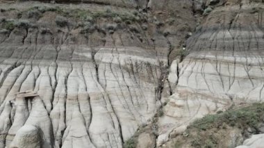 Willow Creek kabadayıları Albertas 'ın en popüler ve yaygın olarak tanınan jeolojik oluşumları arasındadır. Bu çarpıcı doğa harikaları Drumheller 'ın 10. Otoyol' dan sadece 15 dakika doğusunda görülebilir. Serseriler bir İl Tarihi Kaynağıdır.