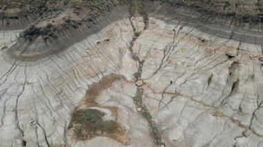 Willow Creek kabadayıları Albertas 'ın en popüler ve yaygın olarak tanınan jeolojik oluşumları arasındadır. Bu çarpıcı doğa harikaları Drumheller 'ın 10. Otoyol' dan sadece 15 dakika doğusunda görülebilir. Serseriler bir İl Tarihi Kaynağıdır.