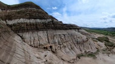 Willow Creek kabadayıları Albertas 'ın en popüler ve yaygın olarak tanınan jeolojik oluşumları arasındadır. Bu çarpıcı doğa harikaları Drumheller 'ın 10. Otoyol' dan sadece 15 dakika doğusunda görülebilir. Serseriler bir İl Tarihi Kaynağıdır.