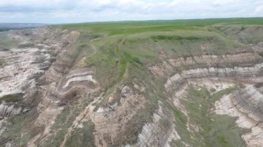 Willow Creek kabadayıları Albertas 'ın en popüler ve yaygın olarak tanınan jeolojik oluşumları arasındadır. Bu çarpıcı doğa harikaları Drumheller 'ın 10. Otoyol' dan sadece 15 dakika doğusunda görülebilir. Serseriler bir İl Tarihi Kaynağıdır.