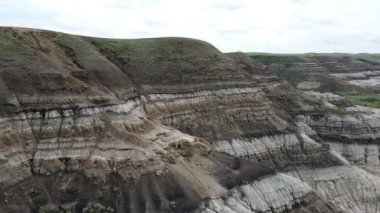 Willow Creek kabadayıları Albertas 'ın en popüler ve yaygın olarak tanınan jeolojik oluşumları arasındadır. Bu çarpıcı doğa harikaları Drumheller 'ın 10. Otoyol' dan sadece 15 dakika doğusunda görülebilir. Serseriler bir İl Tarihi Kaynağıdır.