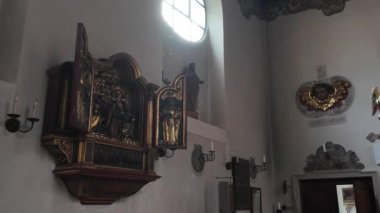Fuggerei dünyanın en eski umumi konut kompleksi. Adını Fugger ailesinden alır ve 1516 yılında Genç Jakob Fugger tarafından kurulmuştur. Aziz Markus Kilisesi