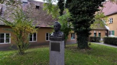 Fuggerei dünyanın en eski umumi konut kompleksi. Adını Fugger ailesinden alır ve 1516 yılında Genç Jakob Fugger tarafından kurulmuştur.