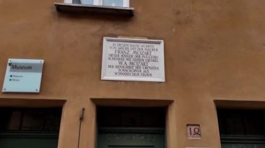 Fuggerei dünyanın en eski umumi konut kompleksi. Adını Fugger ailesinden alır ve 1516 yılında Genç Jakob Fugger tarafından kurulmuştur.