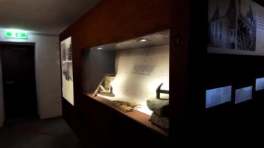 Almanya Augsburg Fuggerei Dünya Savaşı Sığınağı Fuggerei dünyanın en eski umumi konut kompleksi. Adını Jakob Fugger 'dan alıyor. 2. Dünya Savaşı sırasında Fuggerei' nin bahçesine sakinleri bombalardan korumak için bir hava saldırısı sığınağı inşa edilmiş.