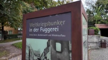 Almanya Augsburg Fuggerei Dünya Savaşı Sığınağı Fuggerei dünyanın en eski umumi konut kompleksi. Adını Jakob Fugger 'dan alıyor. 2. Dünya Savaşı sırasında Fuggerei' nin bahçesine sakinleri bombalardan korumak için bir hava saldırısı sığınağı inşa edilmiş.