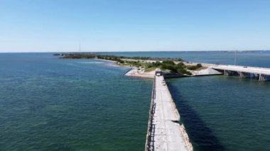 Old Flagler Demiryolu Köprüsü ya da Bahia Honda Demiryolu Köprüsü 'nün insansız hava aracı görüntüsü aşağı Florida Keys' te Bahia Honda Key 'i İspanyol Limanı Anahtarı' na bağlayan terk edilmiş bir demiryolu köprüsü.