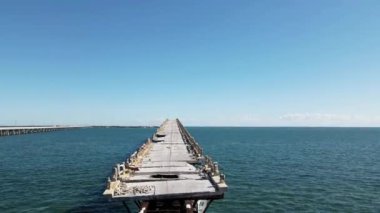 Old Flagler Demiryolu Köprüsü ya da Bahia Honda Demiryolu Köprüsü 'nün insansız hava aracı görüntüsü aşağı Florida Keys' te Bahia Honda Key 'i İspanyol Limanı Anahtarı' na bağlayan terk edilmiş bir demiryolu köprüsü.