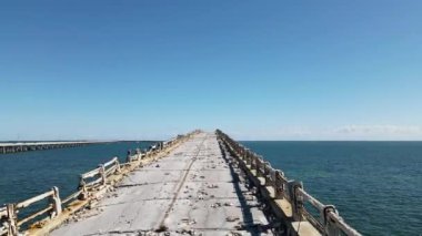 Old Flagler Demiryolu Köprüsü ya da Bahia Honda Demiryolu Köprüsü 'nün insansız hava aracı görüntüsü aşağı Florida Keys' te Bahia Honda Key 'i İspanyol Limanı Anahtarı' na bağlayan terk edilmiş bir demiryolu köprüsü.
