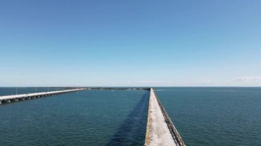 Old Flagler Demiryolu Köprüsü ya da Bahia Honda Demiryolu Köprüsü 'nün insansız hava aracı görüntüsü aşağı Florida Keys' te Bahia Honda Key 'i İspanyol Limanı Anahtarı' na bağlayan terk edilmiş bir demiryolu köprüsü.