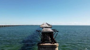 Old Flagler Demiryolu Köprüsü ya da Bahia Honda Demiryolu Köprüsü 'nün insansız hava aracı görüntüsü aşağı Florida Keys' te Bahia Honda Key 'i İspanyol Limanı Anahtarı' na bağlayan terk edilmiş bir demiryolu köprüsü.