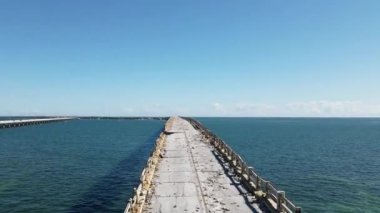 Old Flagler Demiryolu Köprüsü ya da Bahia Honda Demiryolu Köprüsü 'nün insansız hava aracı görüntüsü aşağı Florida Keys' te Bahia Honda Key 'i İspanyol Limanı Anahtarı' na bağlayan terk edilmiş bir demiryolu köprüsü.