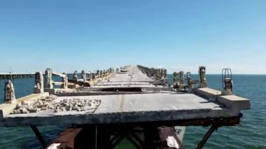 Old Flagler Demiryolu Köprüsü ya da Bahia Honda Demiryolu Köprüsü 'nün insansız hava aracı görüntüsü aşağı Florida Keys' te Bahia Honda Key 'i İspanyol Limanı Anahtarı' na bağlayan terk edilmiş bir demiryolu köprüsü.