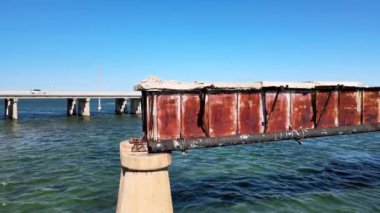 Old Flagler Demiryolu Köprüsü ya da Bahia Honda Demiryolu Köprüsü 'nün insansız hava aracı görüntüsü aşağı Florida Keys' te Bahia Honda Key 'i İspanyol Limanı Anahtarı' na bağlayan terk edilmiş bir demiryolu köprüsü.