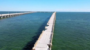 Old Flagler Demiryolu Köprüsü ya da Bahia Honda Demiryolu Köprüsü 'nün insansız hava aracı görüntüsü aşağı Florida Keys' te Bahia Honda Key 'i İspanyol Limanı Anahtarı' na bağlayan terk edilmiş bir demiryolu köprüsü.