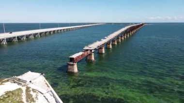 Old Flagler Demiryolu Köprüsü ya da Bahia Honda Demiryolu Köprüsü 'nün insansız hava aracı görüntüsü aşağı Florida Keys' te Bahia Honda Key 'i İspanyol Limanı Anahtarı' na bağlayan terk edilmiş bir demiryolu köprüsü.