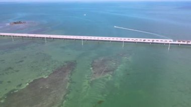 Big Pine Key 'deki 77 Mil Köprüsü üzerindeki hava manzarası, Florida Keys Denizaşırı Heritage Trail, Florida Keys için bir ulaşım koridoru görevi gören bir bisiklet ve yaya kaynağıdır. Key Largo ile Key West arasındaki ABD Otoyolu 1.