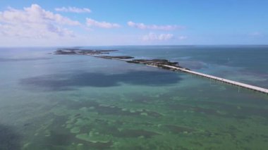Big Pine Key 'deki 77 Mil Köprüsü üzerindeki hava manzarası, Florida Keys Denizaşırı Heritage Trail, Florida Keys için bir ulaşım koridoru görevi gören bir bisiklet ve yaya kaynağıdır. Key Largo ile Key West arasındaki ABD Otoyolu 1.