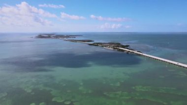 Big Pine Key 'deki 77 Mil Köprüsü üzerindeki hava manzarası, Florida Keys Denizaşırı Heritage Trail, Florida Keys için bir ulaşım koridoru görevi gören bir bisiklet ve yaya kaynağıdır. Key Largo ile Key West arasındaki ABD Otoyolu 1.