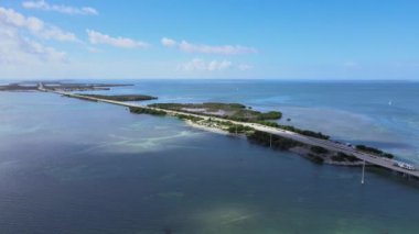 Big Pine Key 'deki 77 Mil Köprüsü üzerindeki hava manzarası, Florida Keys Denizaşırı Heritage Trail, Florida Keys için bir ulaşım koridoru görevi gören bir bisiklet ve yaya kaynağıdır. Key Largo ile Key West arasındaki ABD Otoyolu 1.