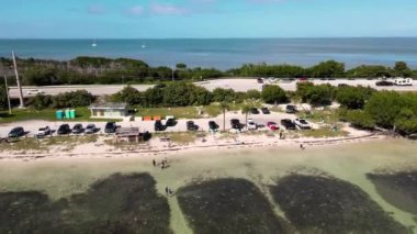 Big Pine Key 'deki 77 Mil Köprüsü üzerindeki hava manzarası, Florida Keys Denizaşırı Heritage Trail, Florida Keys için bir ulaşım koridoru görevi gören bir bisiklet ve yaya kaynağıdır. Key Largo ile Key West arasındaki ABD Otoyolu 1.