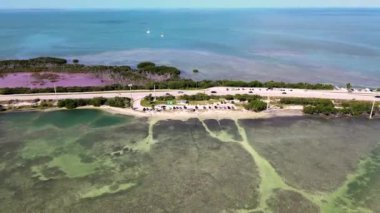 Big Pine Key 'deki 77 Mil Köprüsü üzerindeki hava manzarası, Florida Keys Denizaşırı Heritage Trail, Florida Keys için bir ulaşım koridoru görevi gören bir bisiklet ve yaya kaynağıdır. Key Largo ile Key West arasındaki ABD Otoyolu 1.