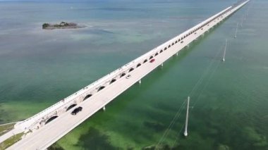 Big Pine Key 'deki 77 Mil Köprüsü üzerindeki hava manzarası, Florida Keys Denizaşırı Heritage Trail, Florida Keys için bir ulaşım koridoru görevi gören bir bisiklet ve yaya kaynağıdır. Key Largo ile Key West arasındaki ABD Otoyolu 1.