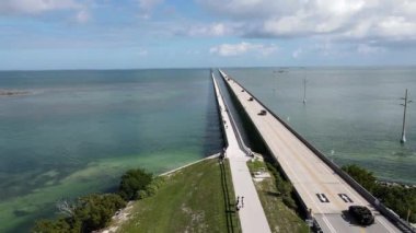 Big Pine Key 'deki 77 Mil Köprüsü üzerindeki hava manzarası, Florida Keys Denizaşırı Heritage Trail, Florida Keys için bir ulaşım koridoru görevi gören bir bisiklet ve yaya kaynağıdır. Key Largo ile Key West arasındaki ABD Otoyolu 1.