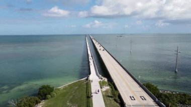 Big Pine Key 'deki 77 Mil Köprüsü üzerindeki hava manzarası, Florida Keys Denizaşırı Heritage Trail, Florida Keys için bir ulaşım koridoru görevi gören bir bisiklet ve yaya kaynağıdır. Key Largo ile Key West arasındaki ABD Otoyolu 1.