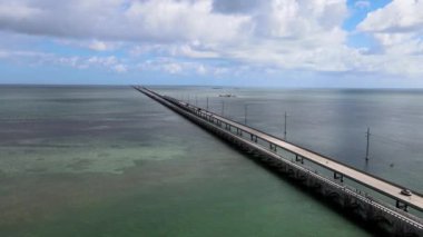 Big Pine Key 'deki 77 Mil Köprüsü üzerindeki hava manzarası, Florida Keys Denizaşırı Heritage Trail, Florida Keys için bir ulaşım koridoru görevi gören bir bisiklet ve yaya kaynağıdır. Key Largo ile Key West arasındaki ABD Otoyolu 1.