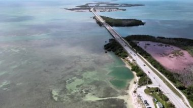 Big Pine Key 'deki 77 Mil Köprüsü üzerindeki hava manzarası, Florida Keys Denizaşırı Heritage Trail, Florida Keys için bir ulaşım koridoru görevi gören bir bisiklet ve yaya kaynağıdır. Key Largo ile Key West arasındaki ABD Otoyolu 1.