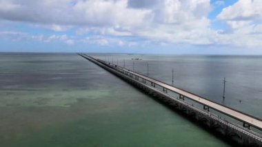 Big Pine Key 'deki 77 Mil Köprüsü üzerindeki hava manzarası, Florida Keys Denizaşırı Heritage Trail, Florida Keys için bir ulaşım koridoru görevi gören bir bisiklet ve yaya kaynağıdır. Key Largo ile Key West arasındaki ABD Otoyolu 1.