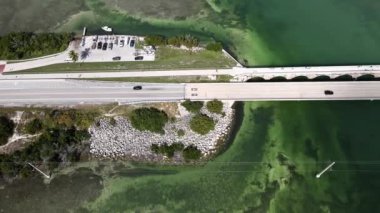 Big Pine Key 'deki 77 Mil Köprüsü üzerindeki hava manzarası, Florida Keys Denizaşırı Heritage Trail, Florida Keys için bir ulaşım koridoru görevi gören bir bisiklet ve yaya kaynağıdır. Key Largo ile Key West arasındaki ABD Otoyolu 1.