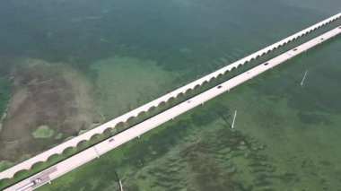 Big Pine Key 'deki 77 Mil Köprüsü üzerindeki hava manzarası, Florida Keys Denizaşırı Heritage Trail, Florida Keys için bir ulaşım koridoru görevi gören bir bisiklet ve yaya kaynağıdır. Key Largo ile Key West arasındaki ABD Otoyolu 1.