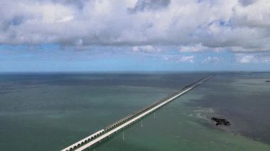 Big Pine Key 'deki 77 Mil Köprüsü üzerindeki hava manzarası, Florida Keys Denizaşırı Heritage Trail, Florida Keys için bir ulaşım koridoru görevi gören bir bisiklet ve yaya kaynağıdır. Key Largo ile Key West arasındaki ABD Otoyolu 1.