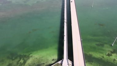 Big Pine Key 'deki 77 Mil Köprüsü üzerindeki hava manzarası, Florida Keys Denizaşırı Heritage Trail, Florida Keys için bir ulaşım koridoru görevi gören bir bisiklet ve yaya kaynağıdır. Key Largo ile Key West arasındaki ABD Otoyolu 1.
