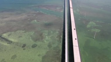 Big Pine Key 'deki 77 Mil Köprüsü üzerindeki hava manzarası, Florida Keys Denizaşırı Heritage Trail, Florida Keys için bir ulaşım koridoru görevi gören bir bisiklet ve yaya kaynağıdır. Key Largo ile Key West arasındaki ABD Otoyolu 1.