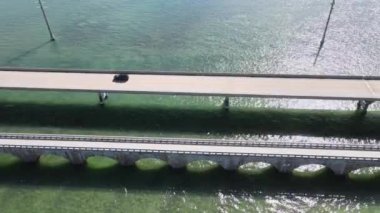 Big Pine Key 'deki 77 Mil Köprüsü üzerindeki hava manzarası, Florida Keys Denizaşırı Heritage Trail, Florida Keys için bir ulaşım koridoru görevi gören bir bisiklet ve yaya kaynağıdır. Key Largo ile Key West arasındaki ABD Otoyolu 1.