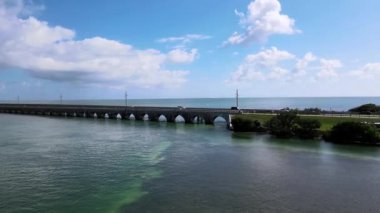 Big Pine Key 'deki 77 Mil Köprüsü üzerindeki hava manzarası, Florida Keys Denizaşırı Heritage Trail, Florida Keys için bir ulaşım koridoru görevi gören bir bisiklet ve yaya kaynağıdır. Key Largo ile Key West arasındaki ABD Otoyolu 1.