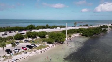 Big Pine Key 'deki 77 Mil Köprüsü üzerindeki hava manzarası, Florida Keys Denizaşırı Heritage Trail, Florida Keys için bir ulaşım koridoru görevi gören bir bisiklet ve yaya kaynağıdır. Key Largo ile Key West arasındaki ABD Otoyolu 1.