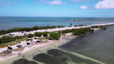 Big Pine Key 'deki 77 Mil Köprüsü üzerindeki hava manzarası, Florida Keys Denizaşırı Heritage Trail, Florida Keys için bir ulaşım koridoru görevi gören bir bisiklet ve yaya kaynağıdır. Key Largo ile Key West arasındaki ABD Otoyolu 1.