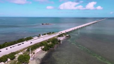 Big Pine Key 'deki 77 Mil Köprüsü üzerindeki hava manzarası, Florida Keys Denizaşırı Heritage Trail, Florida Keys için bir ulaşım koridoru görevi gören bir bisiklet ve yaya kaynağıdır. Key Largo ile Key West arasındaki ABD Otoyolu 1.