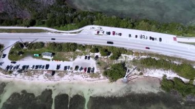 Big Pine Key 'deki 77 Mil Köprüsü üzerindeki hava manzarası, Florida Keys Denizaşırı Heritage Trail, Florida Keys için bir ulaşım koridoru görevi gören bir bisiklet ve yaya kaynağıdır. Key Largo ile Key West arasındaki ABD Otoyolu 1.