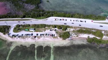 Big Pine Key 'deki 77 Mil Köprüsü üzerindeki hava manzarası, Florida Keys Denizaşırı Heritage Trail, Florida Keys için bir ulaşım koridoru görevi gören bir bisiklet ve yaya kaynağıdır. Key Largo ile Key West arasındaki ABD Otoyolu 1.